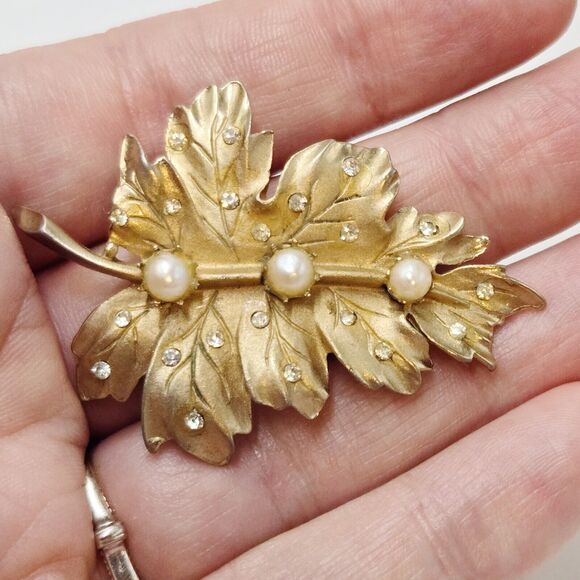 Vintage Pegasus CORO Signed Gold Tone Pin Brooch Rhinestone Faux Pearl Leaf - Picture 1 of 6